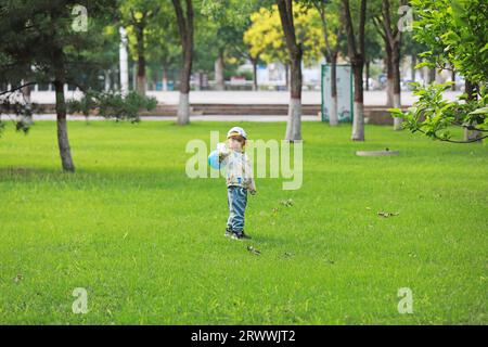 Contea di Luannan, Cina - 13 giugno 2023: Un bambino sta giocando nel parco, nella Cina settentrionale Foto Stock