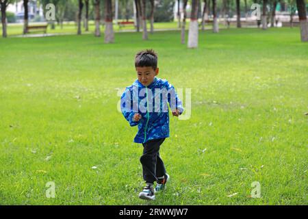 Contea di Luannan, Cina - 13 giugno 2023: Un bambino sta giocando nel parco, nella Cina settentrionale Foto Stock