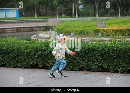 Contea di Luannan, Cina - 13 giugno 2023: Il ragazzo corre nel parco, nella Cina settentrionale Foto Stock