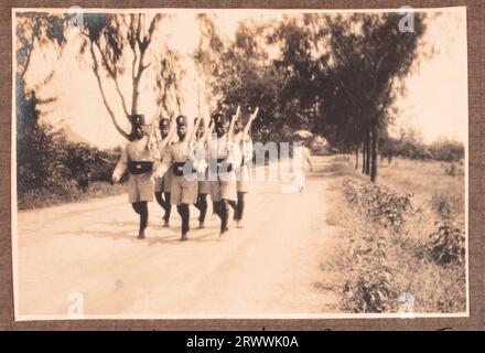 Una delle due immagini di un piccolo ponte gravemente danneggiato a seguito di allagamenti. Presa dalla strada, questa immagine mostra come la strada è stata tagliata, fino alla muratura di supporto. Didascalia del manoscritto originale: Nyeri-Fort Hall Road. Ponte sul fiume Mathoya. Dopo Rains 1921. Foto Stock