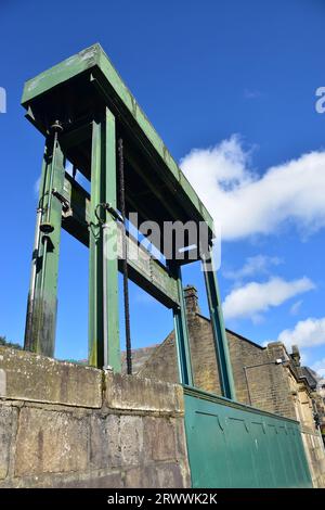 Ghigliottina chiusa, Rochdale Canal, Todmorden, Calderdale, West Yorkshire Foto Stock