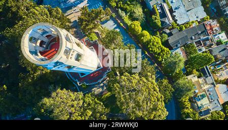 Aereo sopra la Coit Tower con vista verso il basso del tetto con pavimento rosso e scale Foto Stock