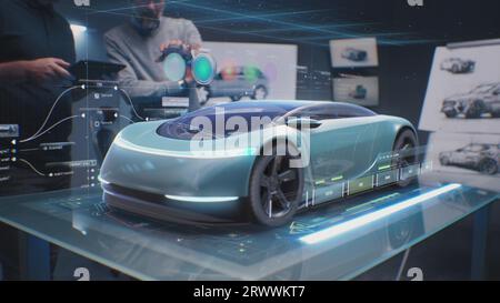 Due designer automobilistici maschi creano un'auto elettrica ecocompatibile, scelgono il colore utilizzando un tablet e un futuristico ologramma di realtà aumentata. Grafica 3D dello sviluppo dei veicoli. Animazione VFX Foto Stock