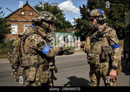 UCRAINA - 7 SETTEMBRE 2023 - i soldati di un plotone da ricognizione della 3a separata Brigata d'assalto colpiscono i pugni mentre fumano durante una missione. Foto Stock