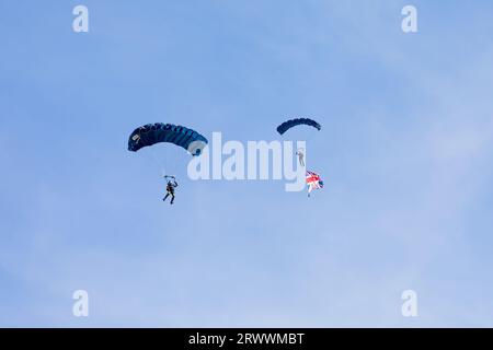 La squadra di paracadute dei Tigers al Bournemouth Air Show nel 2023 Foto Stock