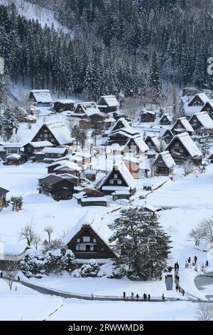 Shirakawa-go in the snow from the Ogimachi Castle Ruins Observatory Foto Stock