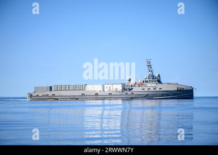 Oceano Pacifico, Stati Uniti. 15 settembre 2023. La nave di superficie senza equipaggio USV Ranger della Marina degli Stati Uniti naviga in un transito autonomo durante Integrated Battle Problem 23.2, 16 settembre 2023 sull'Oceano Pacifico. L'esercitazione Pacific Fleet consiste nel testare, sviluppare e valutare l'integrazione di piattaforme senza equipaggio nelle operazioni della flotta. Crediti: MC2 Jesse Monford/US Army/Alamy Live News Foto Stock