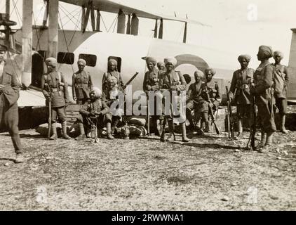 I soldati del reggimento Sikh si trovano fuori da un Vickers Vernon della RAF durante il trasporto aereo di truppe da Kingarban a Kirkuk nel febbraio 1923 per assistere alla rivolta curda, il primo movimento di truppe per via aerea della RAF. Foto Stock