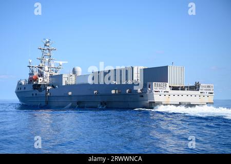 Oceano Pacifico, Stati Uniti. 15 settembre 2023. La nave di superficie senza equipaggio USV Ranger della Marina degli Stati Uniti naviga in un transito autonomo durante Integrated Battle Problem 23.2, 16 settembre 2023 sull'Oceano Pacifico. L'esercitazione Pacific Fleet consiste nel testare, sviluppare e valutare l'integrazione di piattaforme senza equipaggio nelle operazioni della flotta. Crediti: MC2 Jesse Monford/US Army/Alamy Live News Foto Stock