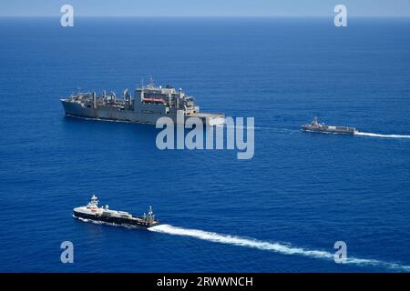 Oceano Pacifico, Stati Uniti. 16 settembre 2023. La nave di superficie senza equipaggio USV Ranger, Right, della Marina degli Stati Uniti si avvicina per il rifornimento in mare con la nave cargo e munizioni classe Lewis e Clark USNS Charles Drew come nave gemella USV Mariner, Bottom, segue durante Integrated Battle Problem 23.2, 16 settembre 2023 sull'Oceano Pacifico. L'esercitazione Pacific Fleet consiste nel testare, sviluppare e valutare l'integrazione di piattaforme senza equipaggio nelle operazioni della flotta. Crediti: MC2 Jesse Monford/US Army/Alamy Live News Foto Stock