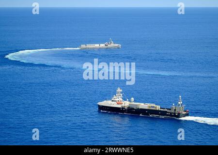 Oceano Pacifico, Stati Uniti. 16 settembre 2023. Le navi di superficie senza equipaggio USV Mariner, Right, e USV Ranger manovra durante Integrated Battle Problem 23.2, 16 settembre 2023 sull'Oceano Pacifico. L'esercitazione Pacific Fleet consiste nel testare, sviluppare e valutare l'integrazione di piattaforme senza equipaggio nelle operazioni della flotta. Crediti: MC2 Jesse Monford/US Army/Alamy Live News Foto Stock