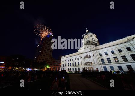 Fuochi d'artificio nel centro di Fort Wayne sulla Lincoln Tower con vista sul tribunale della contea di Allen Foto Stock