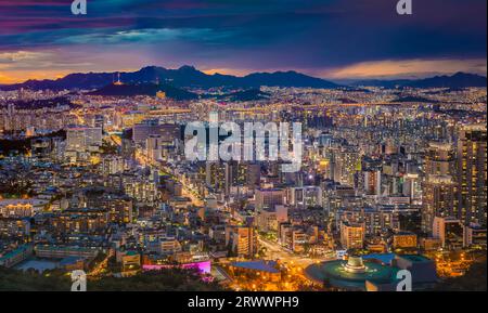Skyline di Seoul, centro e Skyscraper. La vista notturna di Seoul è la migliore e bella vista della Corea del Sud. Foto Stock