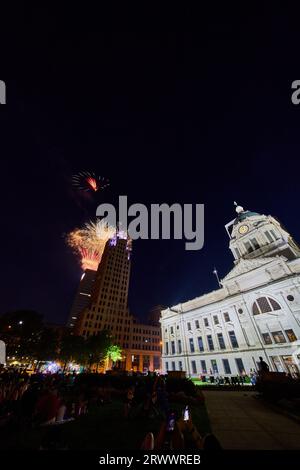 Fuochi d'artificio nel centro di Fort Wayne con il tribunale e la folla di persone che osservano Foto Stock