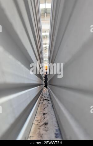 Contea di Luannan, Cina - 17 giugno 2023: I lavoratori stanno lavorando intensamente sulla linea di produzione di nuovi materiali da costruzione - pannelli divisori leggeri Foto Stock