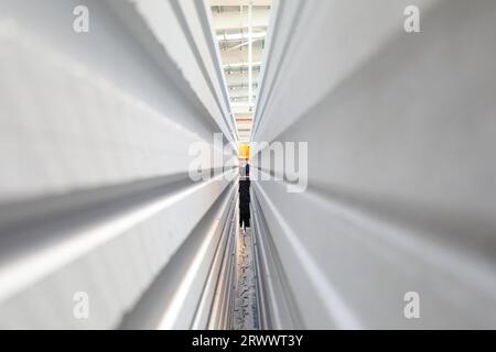 Contea di Luannan, Cina - 17 giugno 2023: I lavoratori stanno lavorando intensamente sulla linea di produzione di nuovi materiali da costruzione - pannelli divisori leggeri Foto Stock