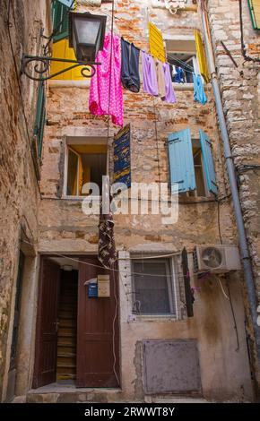 Un edificio storico nel centro storico della città costiera medievale di Rovigno in Istria, Croazia Foto Stock