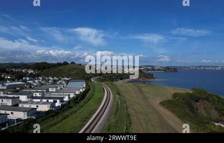 Waterside Park, Torbay, South Devon, Inghilterra: Linea ferroviaria a vapore, Lodge per i parchi vacanze e mare di Torbay. Torbay è un popolare resort estivo nel Regno Unito. Foto Stock