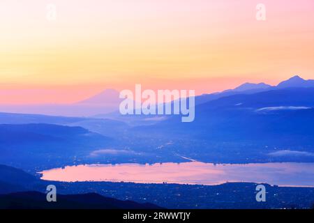 Lago Suwa e luci della città dall'altopiano di Takabotchi Foto Stock