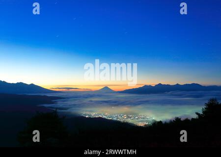 Lago Suwa e luci della città dall'altopiano di Takabotchi Foto Stock