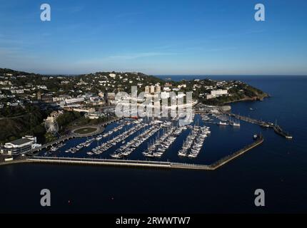 Torquay, Torbay, South Devon, Inghilterra: VISTA SUI DRONI: Porticciolo di Torquay, barche ormeggiate e la città. Torquay è un popolare resort estivo nel Regno Unito. Foto Stock