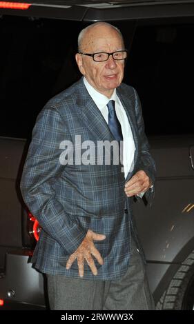 Foto del file datata 25/02/12 di Rupert Murdoch in arrivo per vedere le prime copie del nuovo quotidiano Sun on Sunday srotolarsi dalla stampa del News Printers, a Broxbourne, Hertfordshire. Il magnate dei media Rupert Murdoch sta per ritirarsi come presidente delle sue attività della Fox and News Corp, le aziende hanno detto in una dichiarazione. Data di emissione: Giovedì 21 settembre 2023. Foto Stock