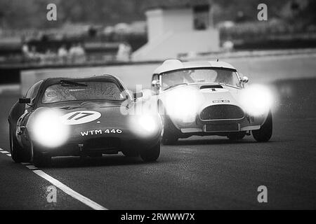 1963 Lister-Jaguar coupé, (17), guidata da Frederic Wakeman / Tom Kristensen nella gara Royal Automobile Club TT Celebration alla Goodwood Revival me Foto Stock