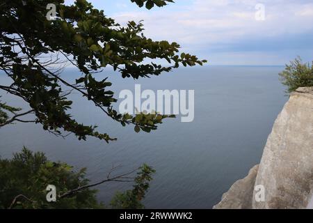 Vista dalle bianche scogliere di gesso presso il "Kaiserstuhl" nel Parco Nazionale di Jasmund sull'isola di Rügen nel Mar Baltico Foto Stock