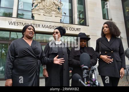 Londra, Inghilterra, Regno Unito. 21 settembre 2023. Il gruppo della campagna "Justice for Chris Kaba" rilascia una dichiarazione al di fuori della Corte dei magistrati di Westminster a Londra, dove un agente della polizia metropolitana è accusato dell'omicidio del ventiquattrenne Chris Kaba. Fu ucciso dall'agente di polizia di Streatham Hill, nel sud di Londra, nel settembre 2022. (Immagine di credito: © Thomas Krych/ZUMA Press Wire) SOLO USO EDITORIALE! Non per USO commerciale! Foto Stock