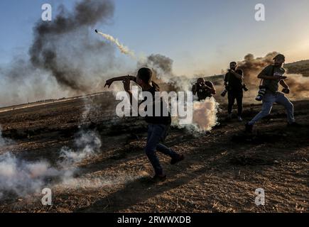 18 settembre 2023, Gaza, Palestina: Un manifestante palestinese lancia una granata a gas lacrimogeno sparata dalle forze di sicurezza israeliane lungo la recinzione che separa Gaza e Israele, a est della città di Gaza. (Immagine di credito: © Yousef Masoud/SOPA Images via ZUMA Press Wire) SOLO PER USO EDITORIALE! Non per USO commerciale! Foto Stock