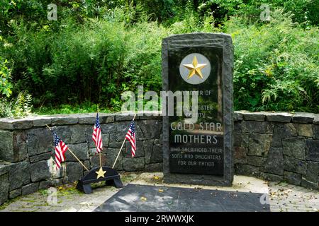 Un monumento alle madri locali con stella d'oro a Westchester insieme a 3 bandiere americane. Al Lasdon Park e all'Arboretum's Trail of Honor, tributo militare. Foto Stock