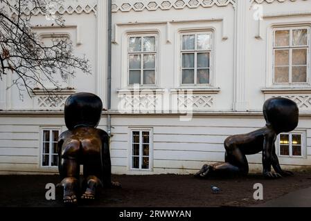 "Babies" in bronzo è stato installato nel 2008 dall'artista ceco David Černy sull'isola di Kampa a Praga, in Cechia. Foto Stock