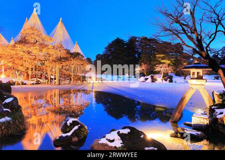 Lanterne e pino Karasaki illuminati in inverno al Kenrokuen Garden, Kanazawa, Hokuriku, Ishikawa, Giappone. Foto Stock