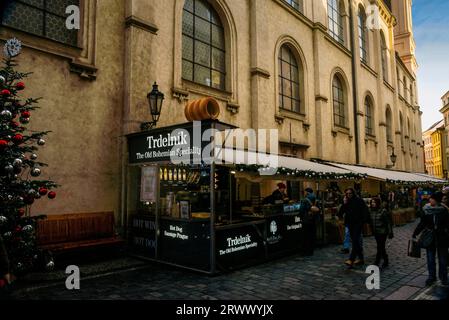 Cibo ceco al mercatino di Natale di Praga, Repubblica Ceca. Foto Stock