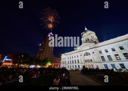 Fuochi d'artificio nel centro di Fort Wayne sulla Lincoln Tower con vista sul tribunale e sul prato con la folla Foto Stock