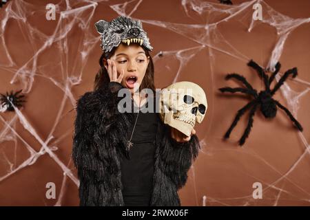 Bambina in costume da nonna. La vera famiglia si diverte mentre usi i  costumi della storia del cappellino rosso di Halloween Foto stock - Alamy