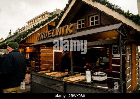 Torta di sputo chiamata trdelník in Piazza Venceslao nella città nuova di Praga, Repubblica Ceca. Foto Stock