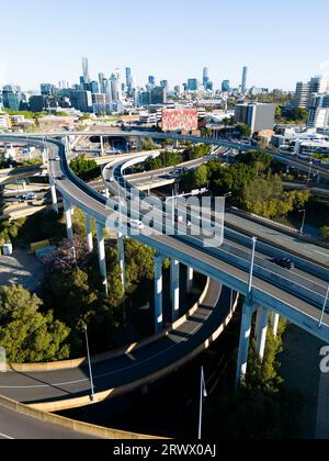 L'ampio interscambio di Bowen Hills in una chiara giornata invernale a Windsor a Brisbane, Queensland, Australia Foto Stock