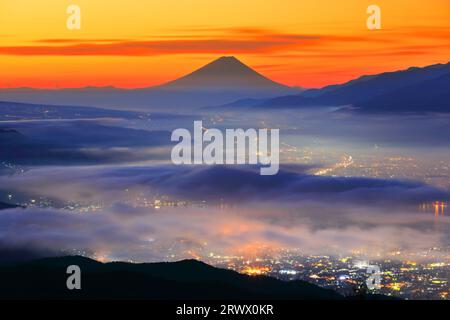 MT. Fuji all'alba dall'altopiano di Takabotchi e dal Mare delle nuvole nella luce della città di Suwa Foto Stock