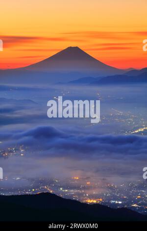 MT. Fuji all'alba dall'altopiano di Takabotchi e dal Mare delle nuvole nella luce della città di Suwa Foto Stock