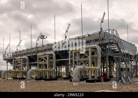 Refrigeratore ad alta pressione a gas naturale sulla stazione di compressione Foto Stock