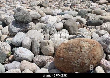 Grandi pietre sul lato del fiume Foto Stock