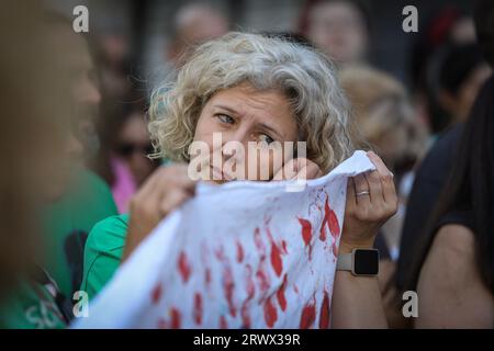 Madrid, Spagna. 20 settembre 2023. Un manifestante è visto durante la manifestazione a Madrid. Insegnanti, genitori e studenti si sono riuniti di fronte al Dipartimento dell'istruzione della Comunità di Madrid per chiedere un'istruzione pubblica senza tagli economici. La manifestazione si è svolta approfittando dell'inizio dell'anno scolastico 2023-2024. Credito: SOPA Images Limited/Alamy Live News Foto Stock