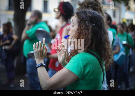 Madrid, Spagna. 20 settembre 2023. Un manifestante con un fischio in bocca partecipa alla manifestazione a Madrid. Insegnanti, genitori e studenti si sono riuniti di fronte al Dipartimento dell'istruzione della Comunità di Madrid per chiedere un'istruzione pubblica senza tagli economici. La manifestazione si è svolta approfittando dell'inizio dell'anno scolastico 2023-2024. Credito: SOPA Images Limited/Alamy Live News Foto Stock