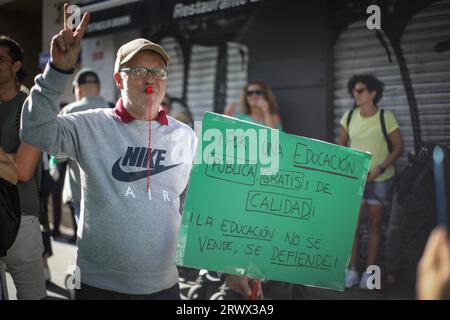 Madrid, Spagna. 20 settembre 2023. Un manifestante tiene in mano un cartello che esprime la sua opinione durante la manifestazione a Madrid. Insegnanti, genitori e studenti si sono riuniti di fronte al Dipartimento dell'istruzione della Comunità di Madrid per chiedere un'istruzione pubblica senza tagli economici. La manifestazione si è svolta approfittando dell'inizio dell'anno scolastico 2023-2024. Credito: SOPA Images Limited/Alamy Live News Foto Stock