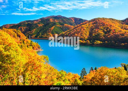 Lago Kuzuryu in autunno con foglie autunnali e vista sul Dream Bridge Foto Stock