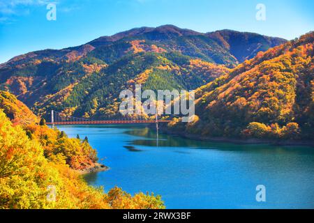 Lago Kuzuryu in autunno foglie colorate e vista del Ponte dei sogni Foto Stock