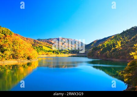 Lago Kuzuryu in autunno e cielo limpido sulle montagne con foglie autunnali Foto Stock