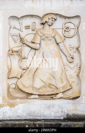 Una scultura modernista in bassorilievo raffigurante la matematica sulla facciata della Biblioteca Geral (Biblioteca generale) dell'Università di Coimbra, Portogallo Foto Stock