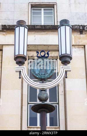 Un lampione modernista nello sviluppo degli anni '1940 dell'Università di Coimbra, Portogallo, costruito nell'era Salazar Foto Stock